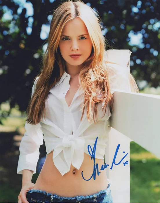 Mena Suvari autograph