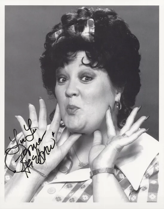 Lulu Roman autograph