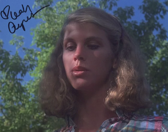 Leah Ayres autograph