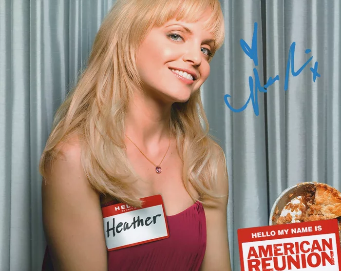 Mena Suvari autograph