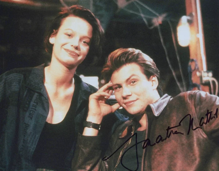 Samantha Mathis autograph