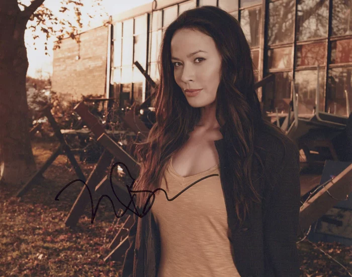 Moon Bloodgood autograph