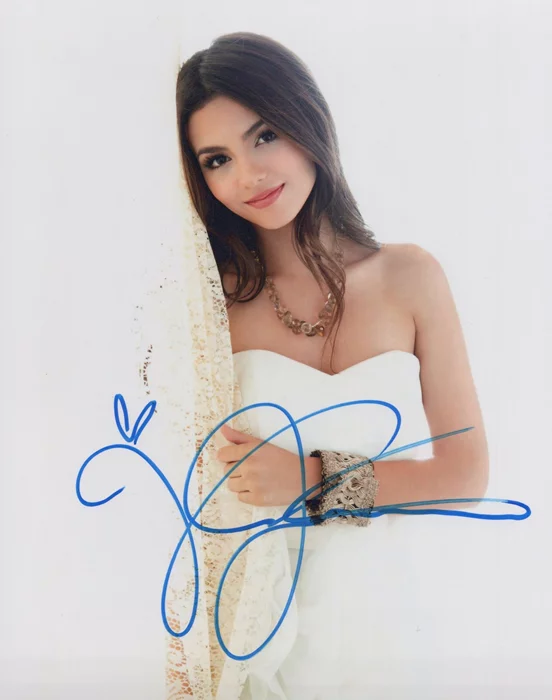 Victoria Justice autograph