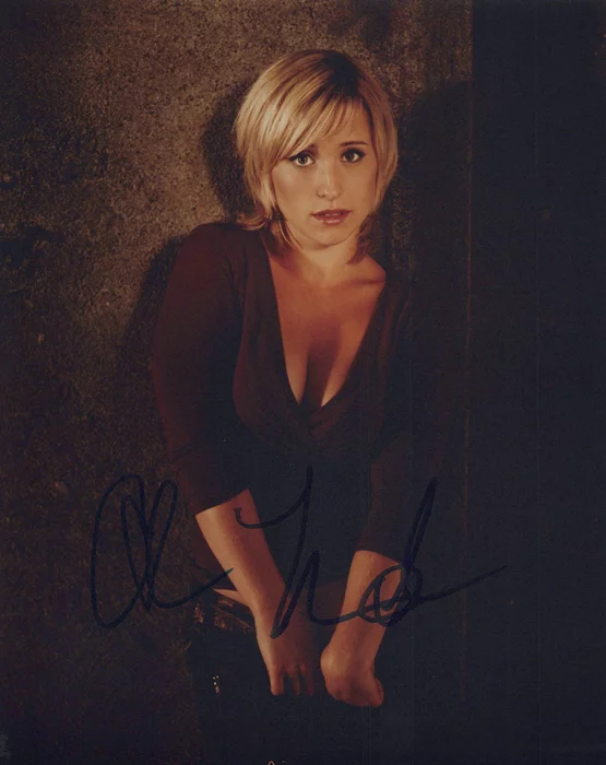Allison Mack autograph