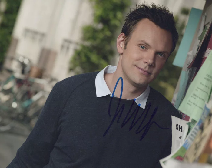 Joel McHale autograph