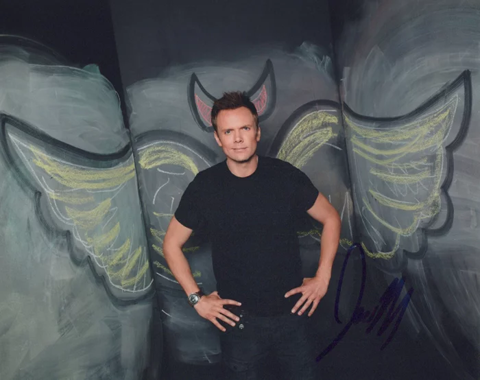 Joel McHale autograph