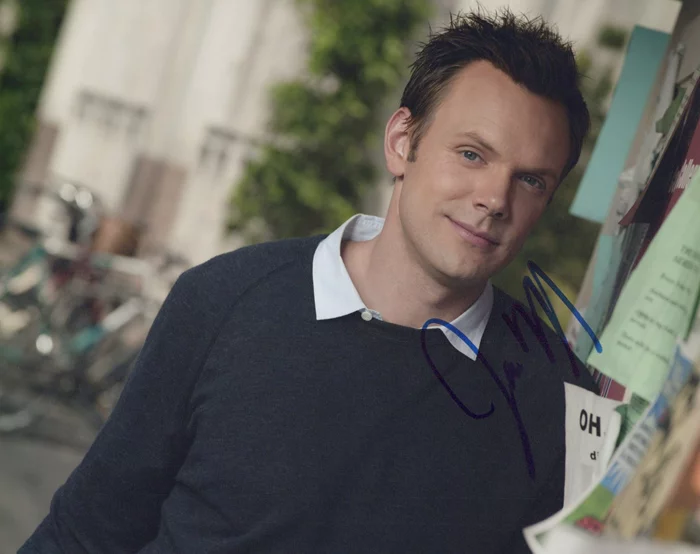 Joel McHale autograph
