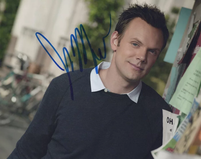 Joel McHale autograph