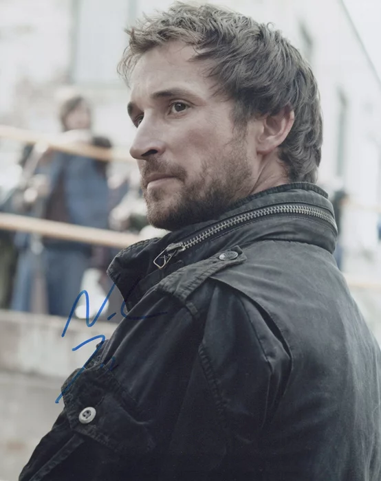 Noah Wyle autograph