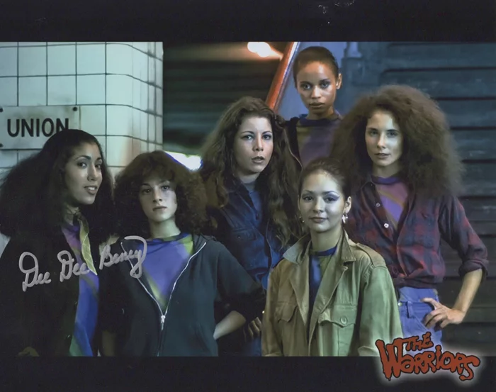 Dee Dee Benrey autograph