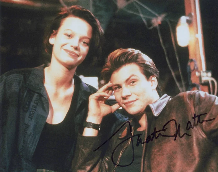 Samantha Mathis autograph