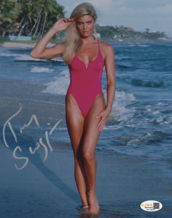 Tracy Scoggins autograph