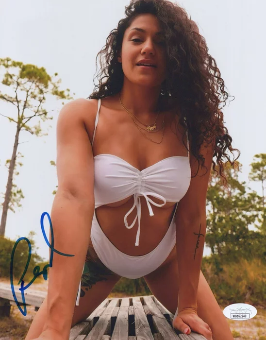 Pearl Gonzalez autograph