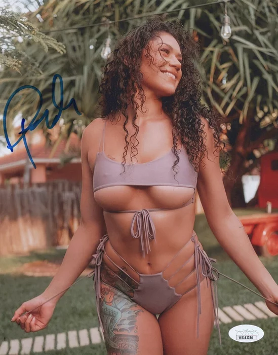 Pearl Gonzalez autograph