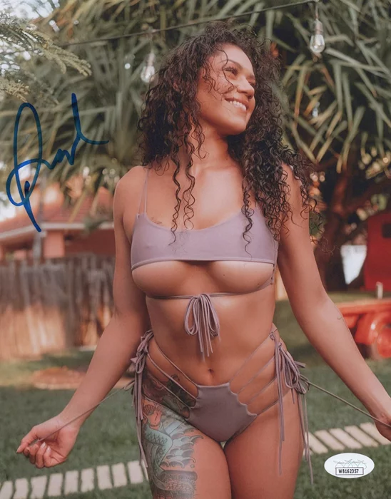 Pearl Gonzalez autograph