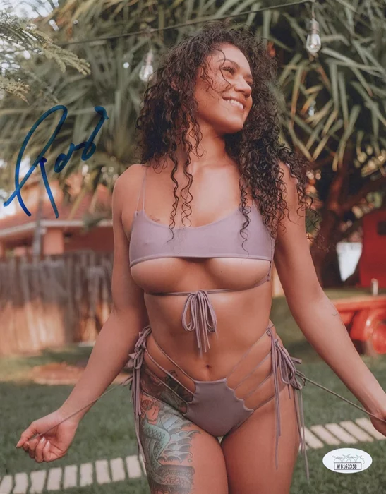 Pearl Gonzalez autograph