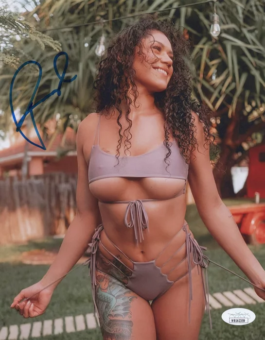 Pearl Gonzalez autograph