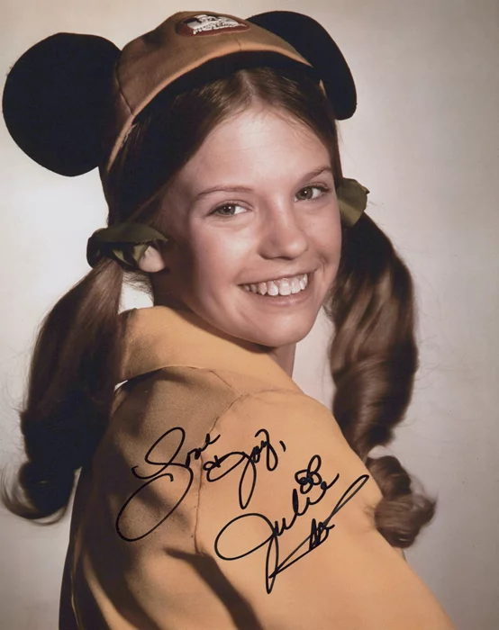 Julie Piekarski autograph