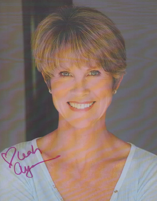 Leah Ayres autograph