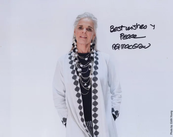 Ali MacGraw autograph
