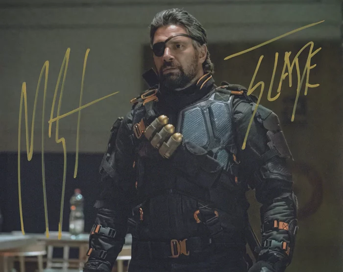 Manu Bennett autograph