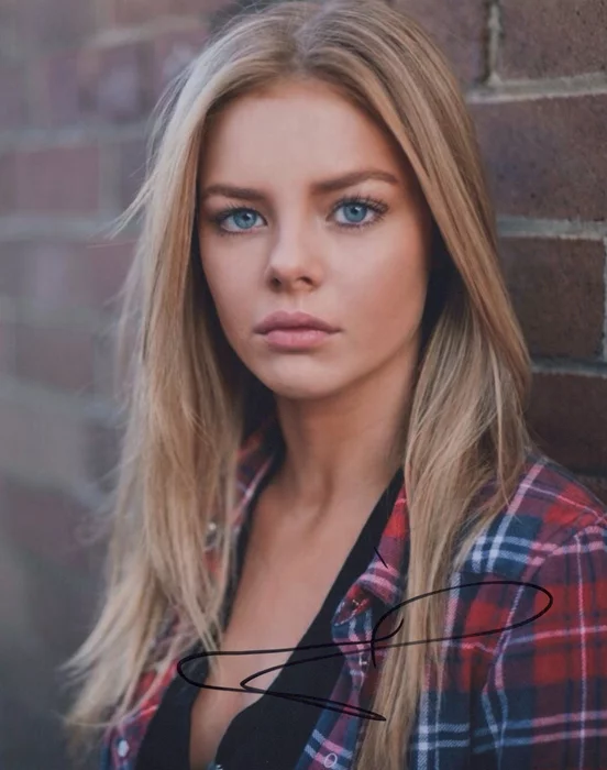 Samara Weaving autograph