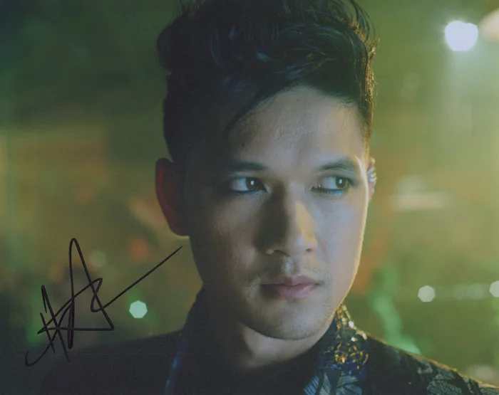 Harry Shum Jr. autograph