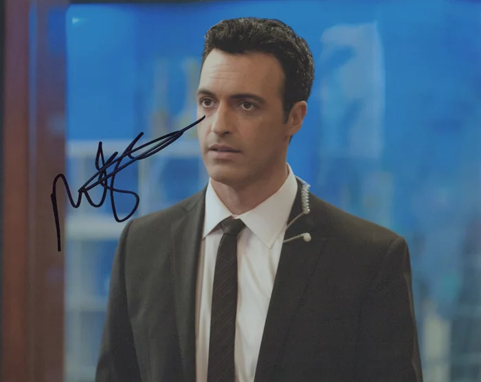 Reid Scott autograph