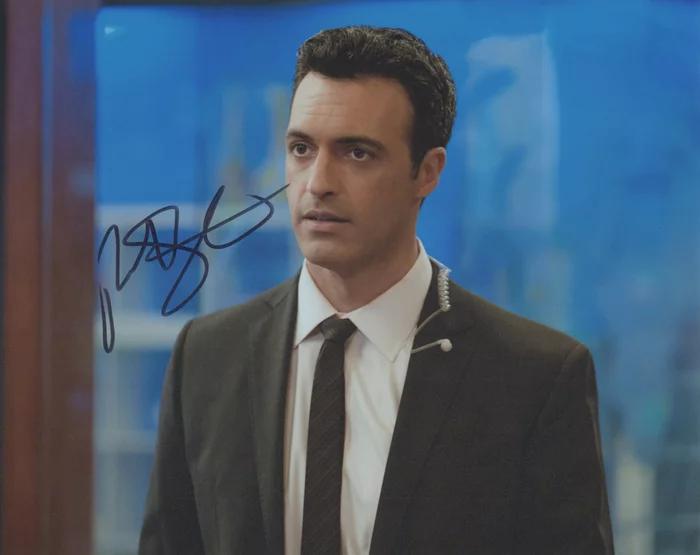 Reid Scott autograph