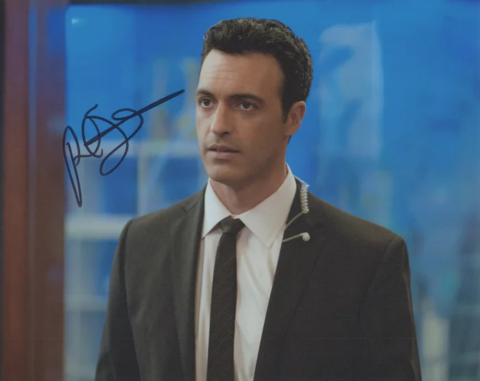 Reid Scott autograph