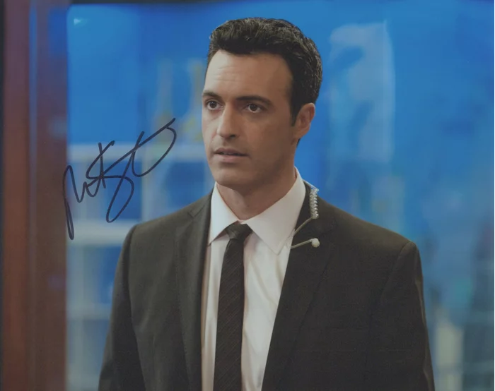 Reid Scott autograph