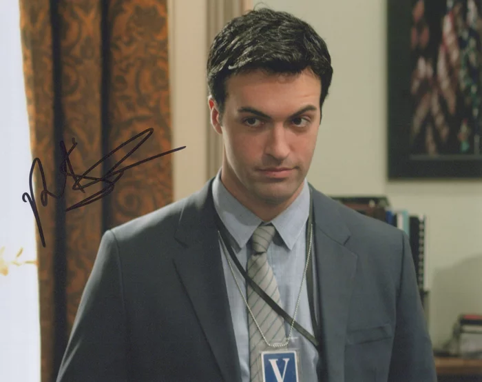Reid Scott autograph