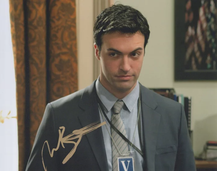 Reid Scott autograph