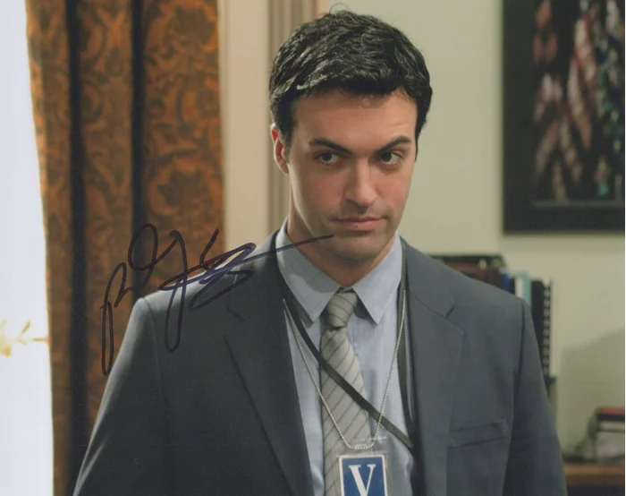 Reid Scott autograph