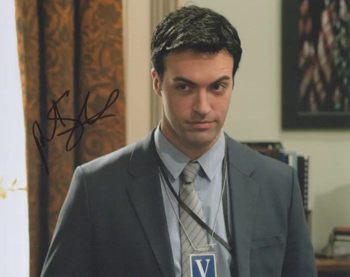 Reid Scott autograph