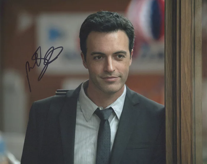 Reid Scott autograph
