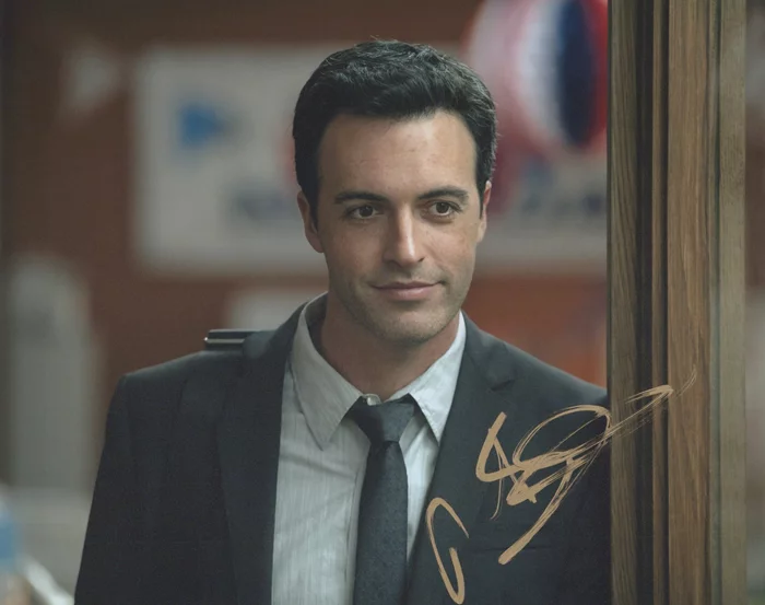 Reid Scott autograph
