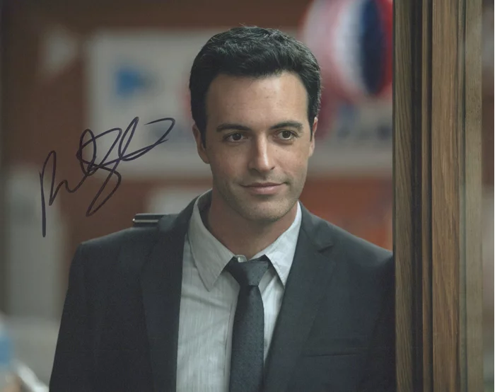 Reid Scott autograph