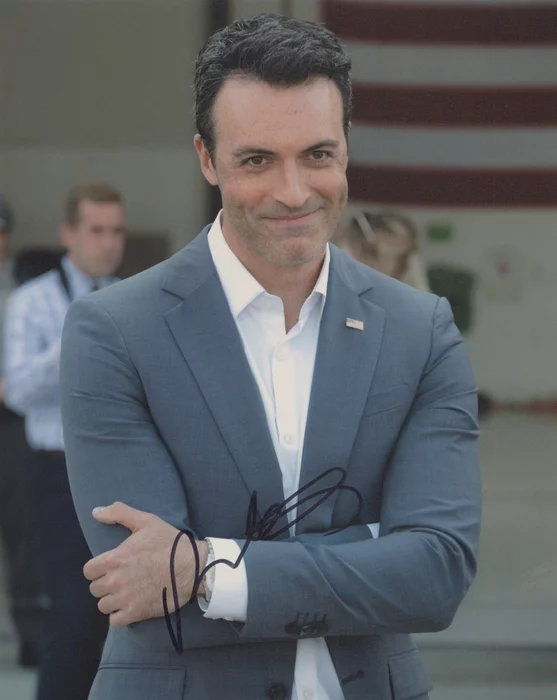 Reid Scott autograph