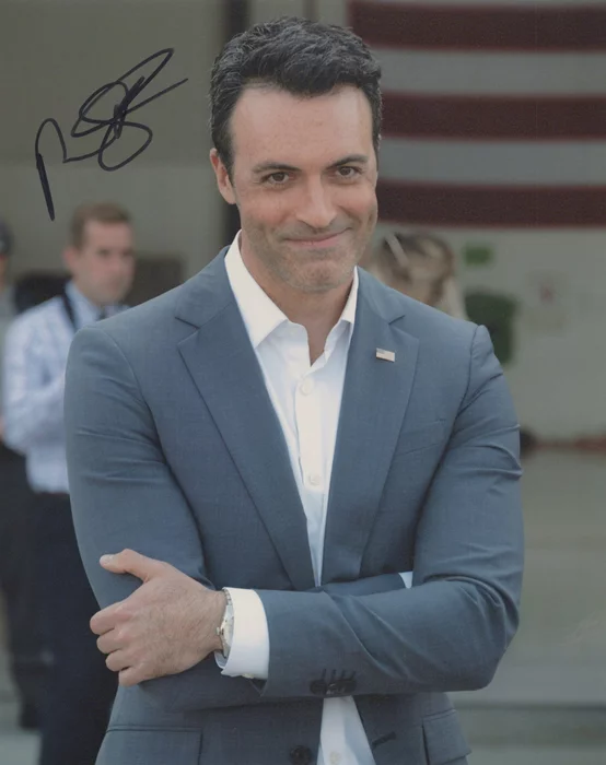 Reid Scott autograph