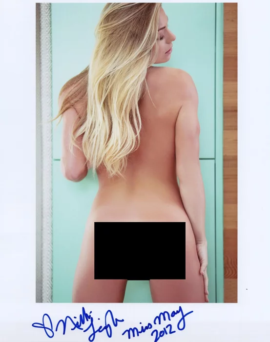 Nikki Leigh autograph