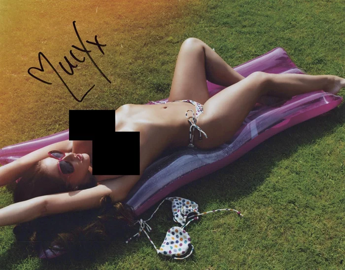 Lucy Pinder autograph