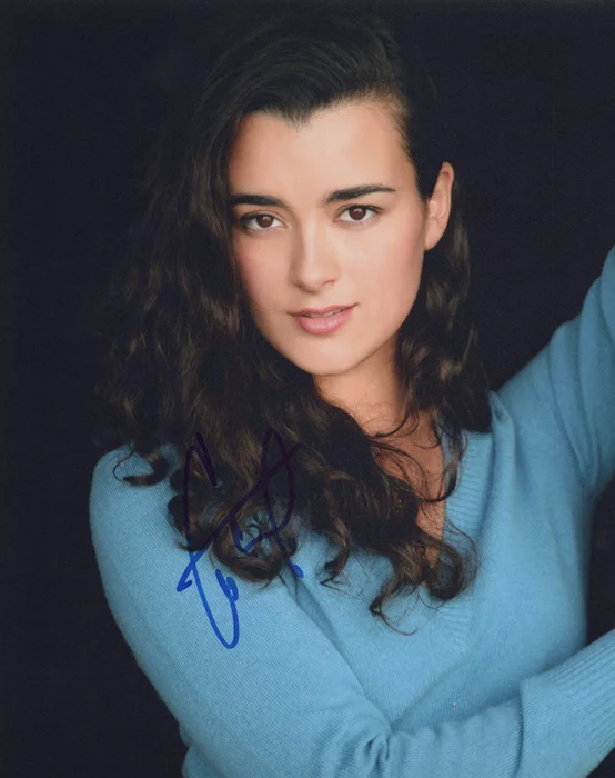 Cote de Pablo autograph