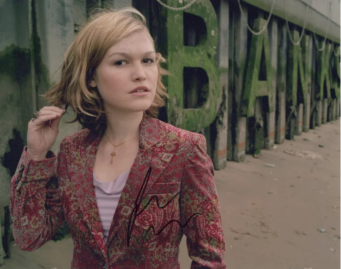 Julia Stiles autograph