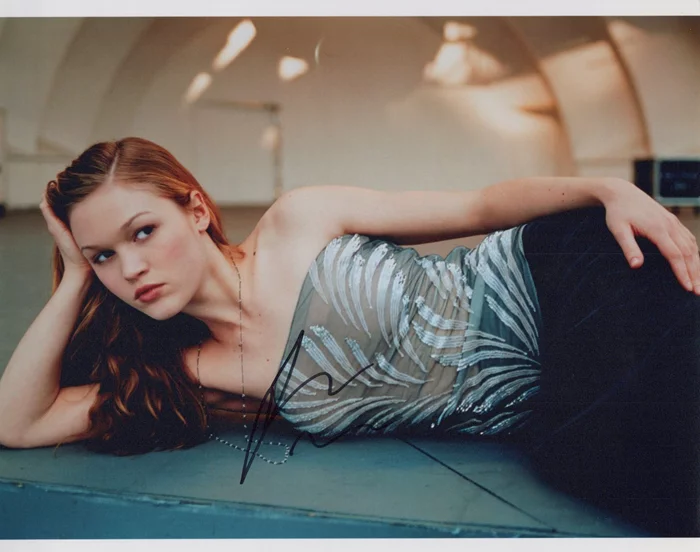 Julia Stiles autograph