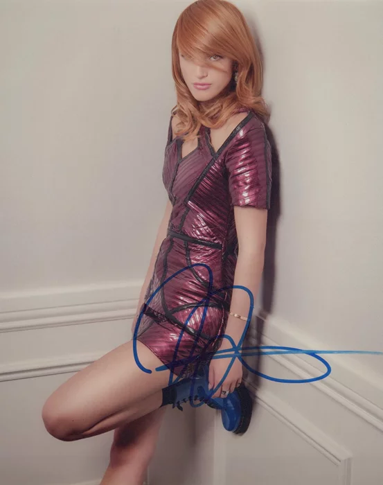 Bella Thorne autograph