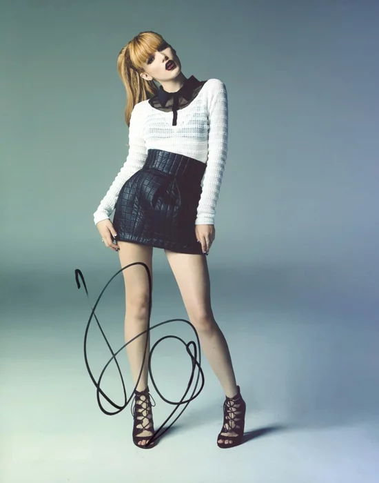 Bella Thorne autograph