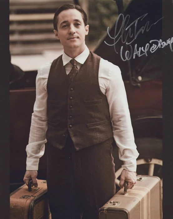 Thomas Ian Nicholas autograph