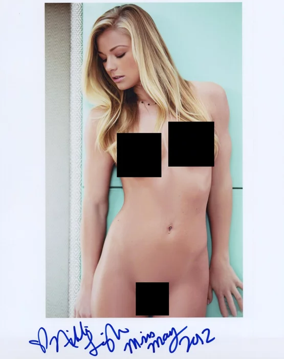 Nikki Leigh autograph