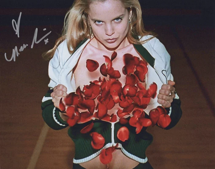 Mena Suvari autograph